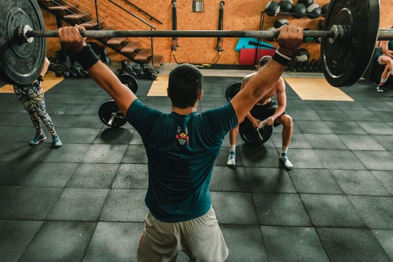 Lyfta vikter på gym
